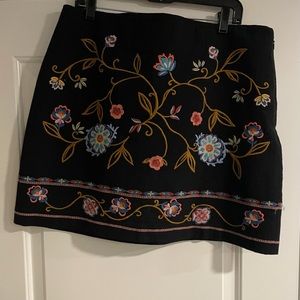 Mini skirt embroidered with flowers